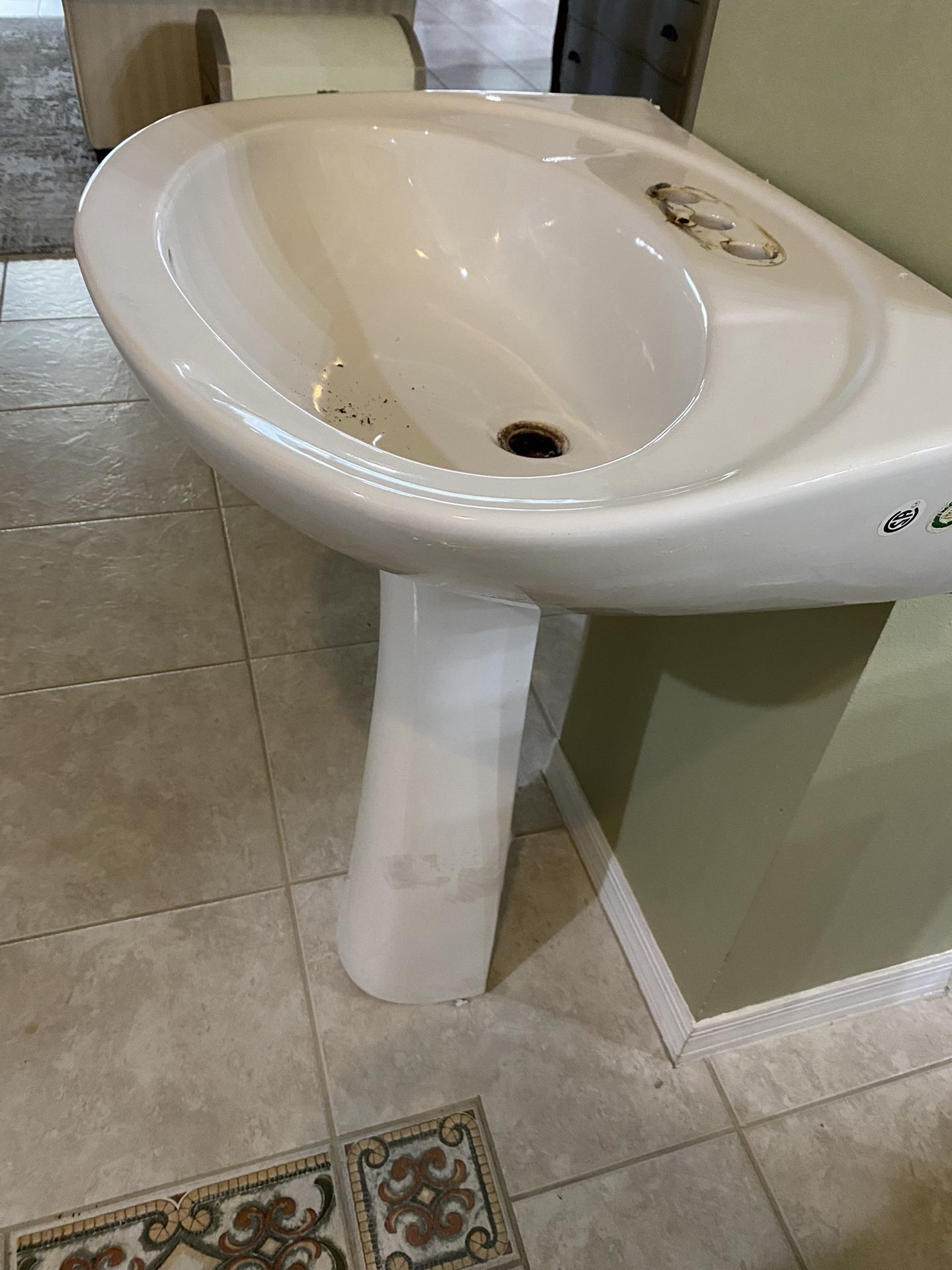 Free White Pedestal Sink