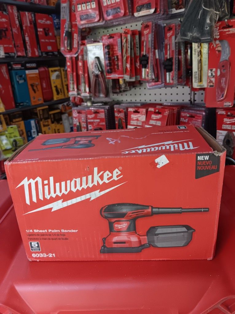 Milwaukee 1/4 Sheet Palm Sander