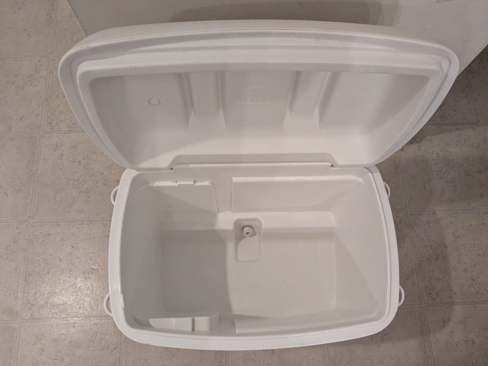 Extra Large Igloo Cooler (70 QT)