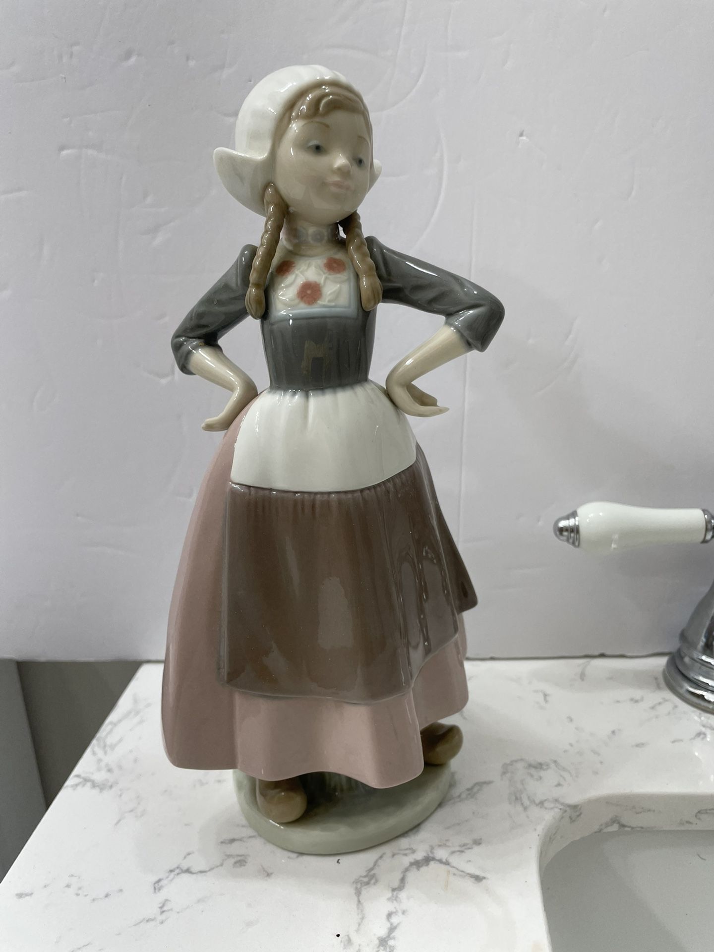 Lladro Dutch Girl Figurine 10 Inches