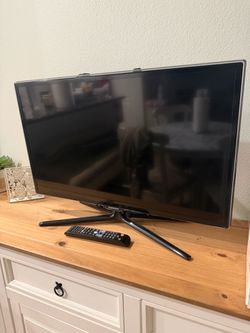 Samsung Flat Screen 33” TV with Remote