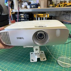 BenQ Movie Projector With Ceiling Mount