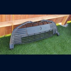 2015 - 2016 TOYOTA YARIS LOWER BUMPER
GRILLE GRILL GENUINE USED OEM. NC2
