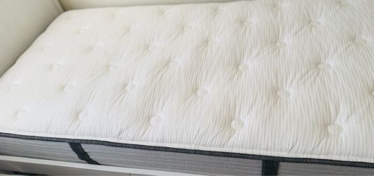 Beautyrest BR800 Medium Twin Mattress