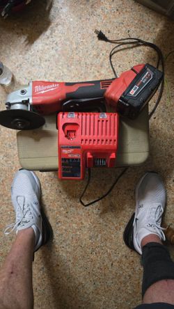 Milwaukee M18 (4 1/2-5) cut- off grinder  /w bat/charge g%g