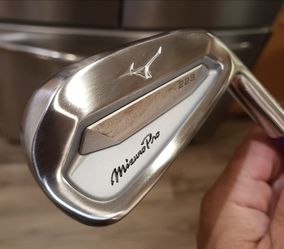 Mizuno Pro 223 Right-Handed 7 Iron X-Stiff Flex Steel Mid-Size Grip LIKE NEW