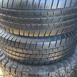 Set Of Tires (4) 235-75-15 Michelin
