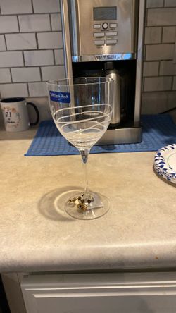 New Crystal Wine Glass With  2 Charmes