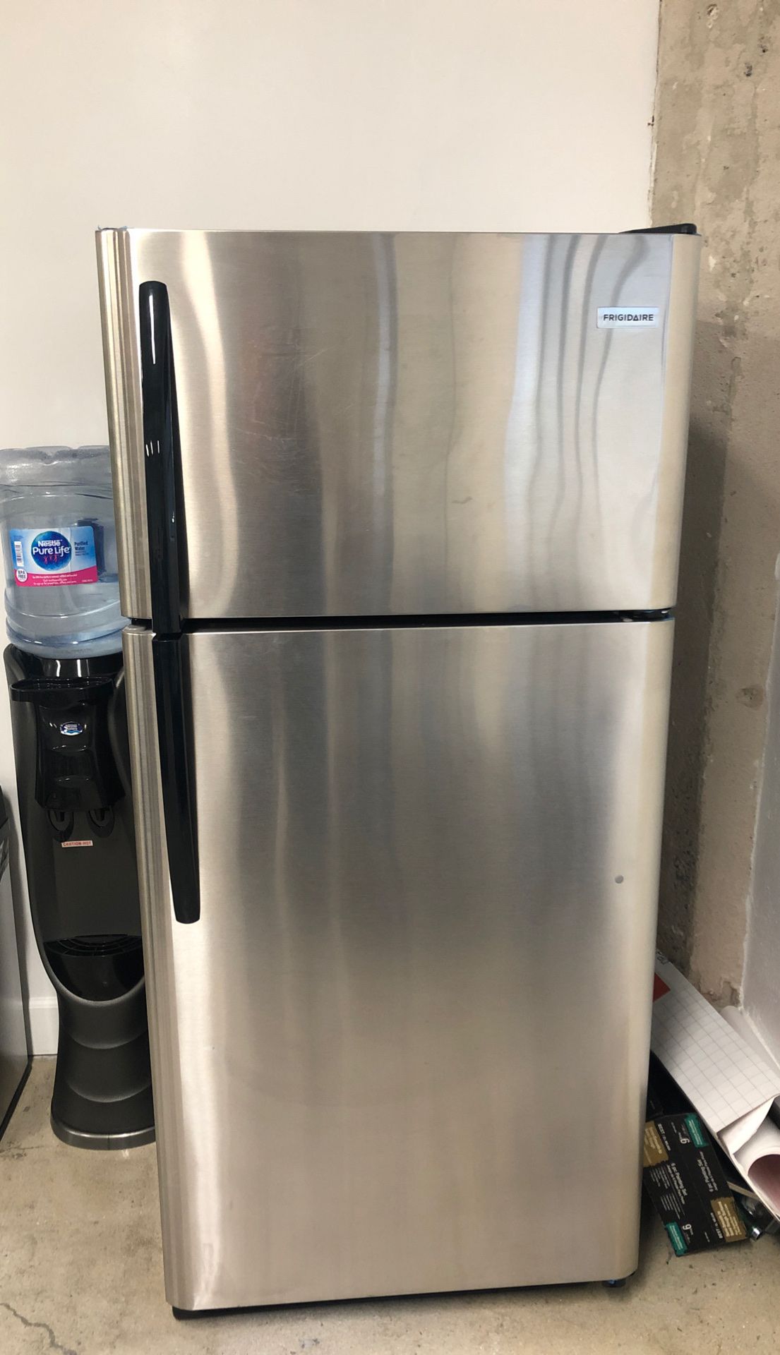 Frigidaire 18 cu ft top freezer refrigerator