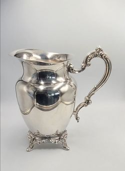 ONEIDA LTD. Silver Plated Water Pitcher With Ice Lip Guard