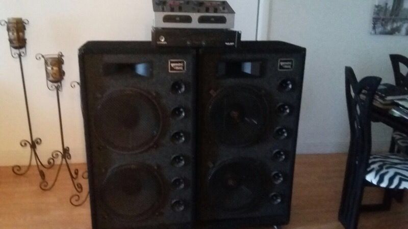 Speaker and Amplifier Crown XLS 402 with mixer q
