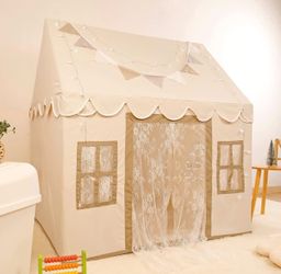 Kids Play Tent with Non-Slip Mat, Star Lights, Decorating Flag, Lace Curtains Playhouse with 4 Windows, Machine Washable, Indoor and Outdoor Play Tent