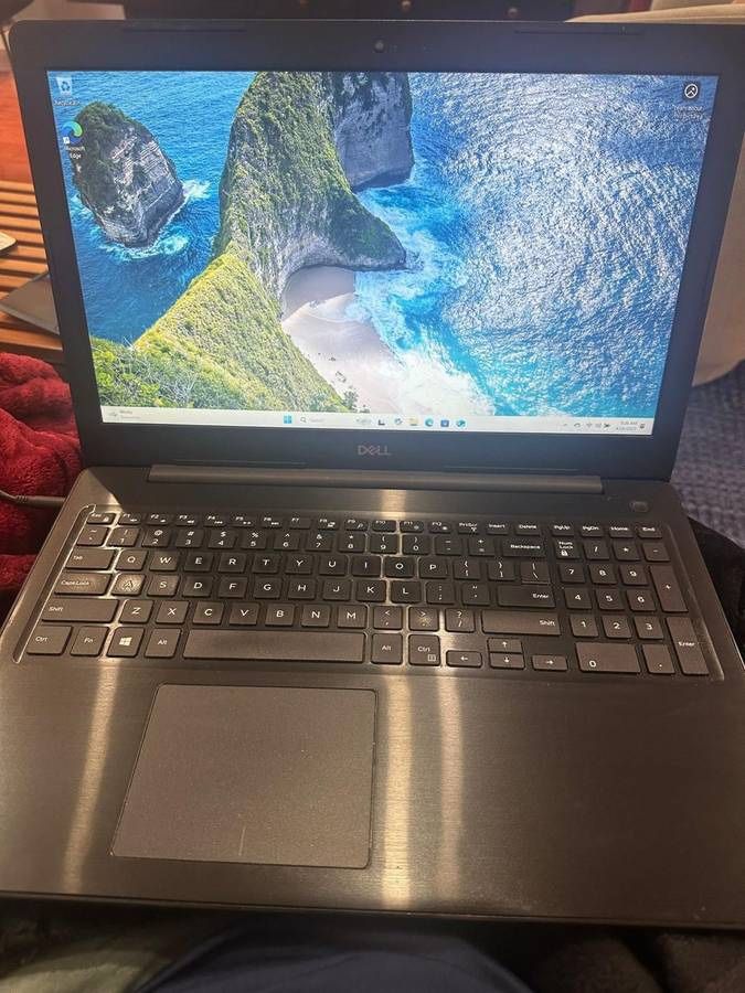 Dell Inspiron 5570 – i7, 256GB, 8GB RAM, Windows 11 Pro – Excellent Condition - $200