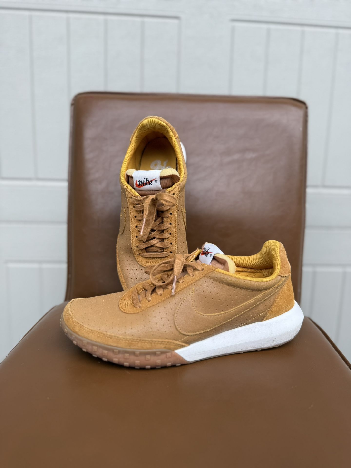 Tan Nike (Women’s Size 8)