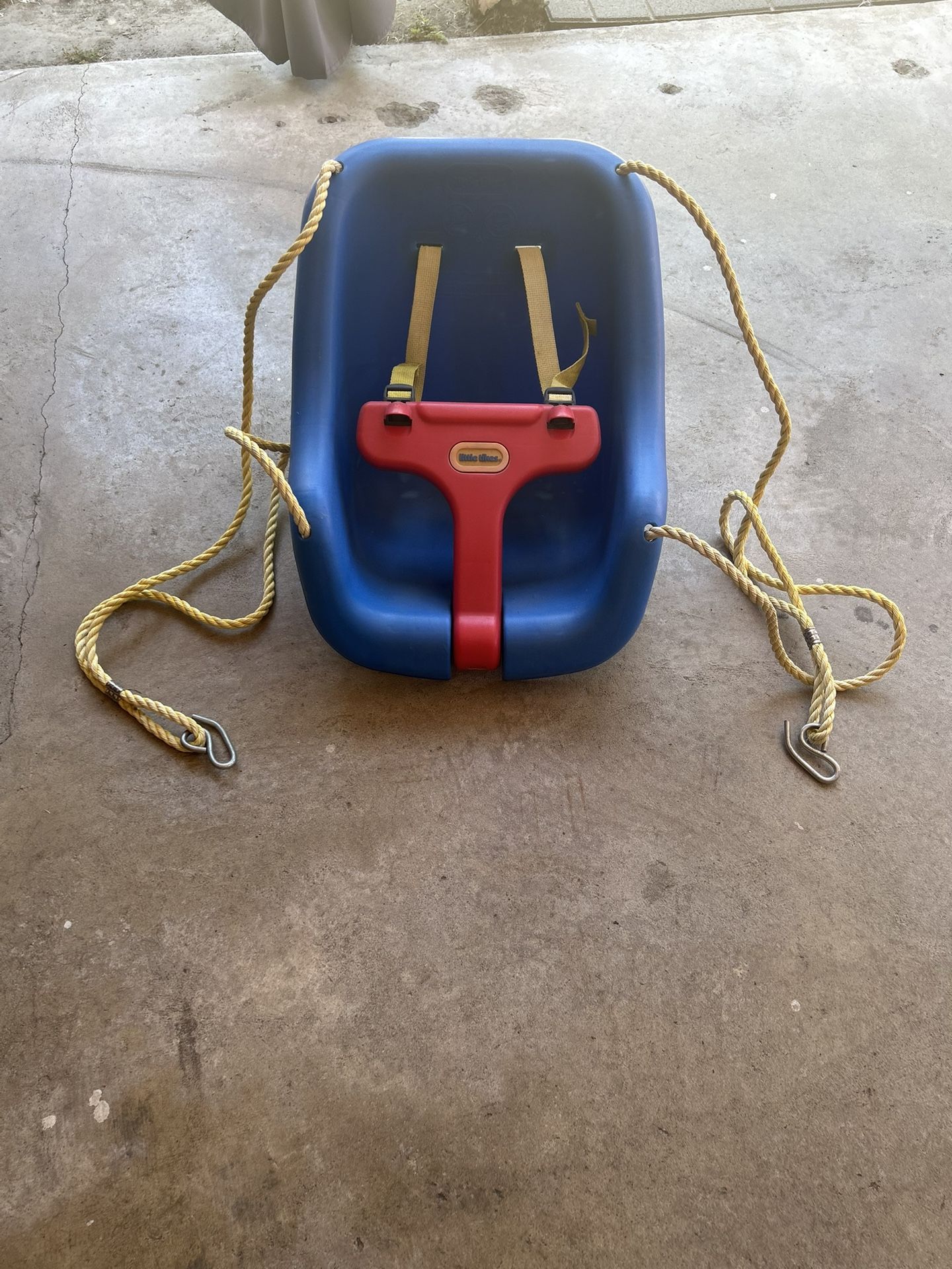 Little Tikes 2-in-1 Snug and Secure Swing