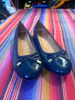 Vionic women’s blue leather patent flat 10