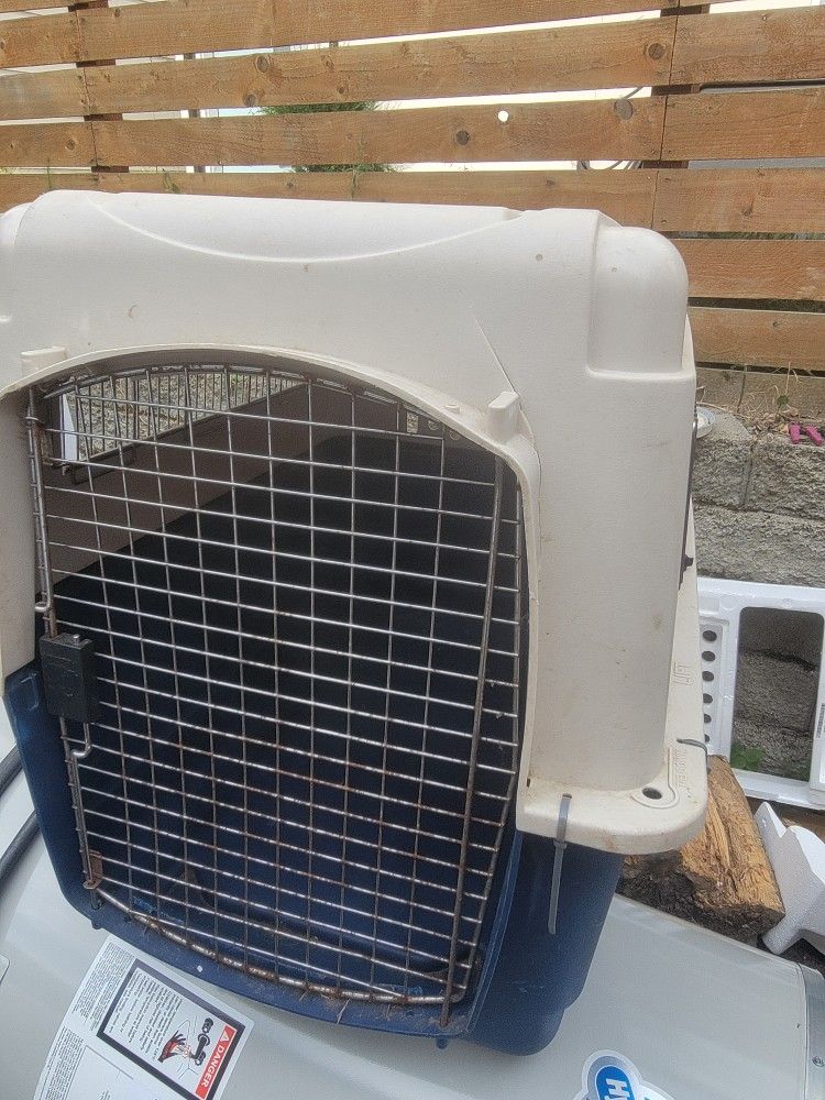Large plastic dog cage crate Carrier shed could use some cleaning but cheap
Good solid crate.
