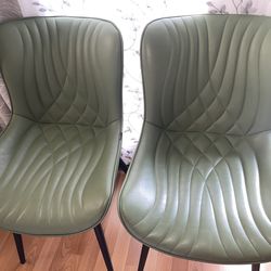 2 leather chairs ( Youtaste )
