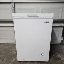 Arctic King Chest Freezer ACFM035BDW – 3.5 Cu Ft Compact Deep Freezer (White)
