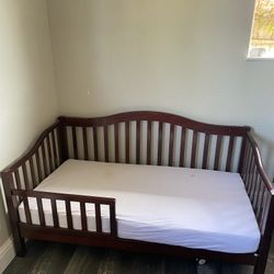 Baby Crib With Mattress 