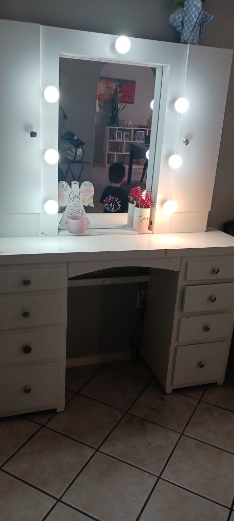 Vanity With Lights 