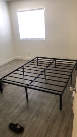 Black Metal Platform queen Bed Frame