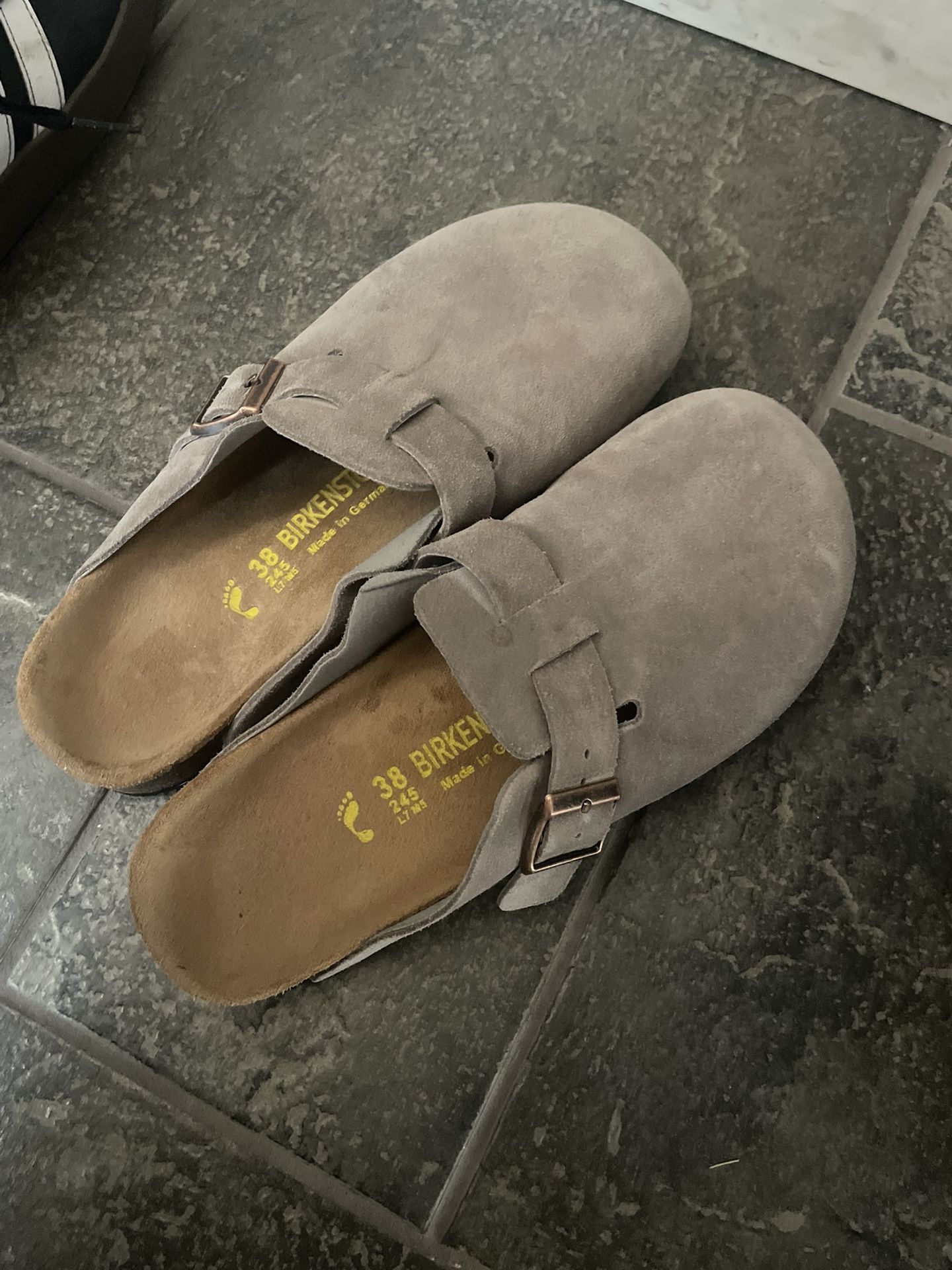 Women’s Like New Birkenstock Clogs Size 38