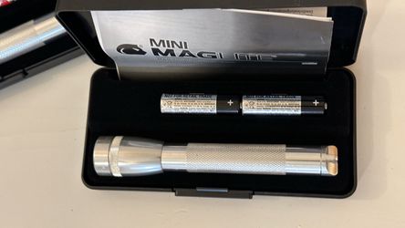 Mini Maglite Flashlight with Case and Batteries