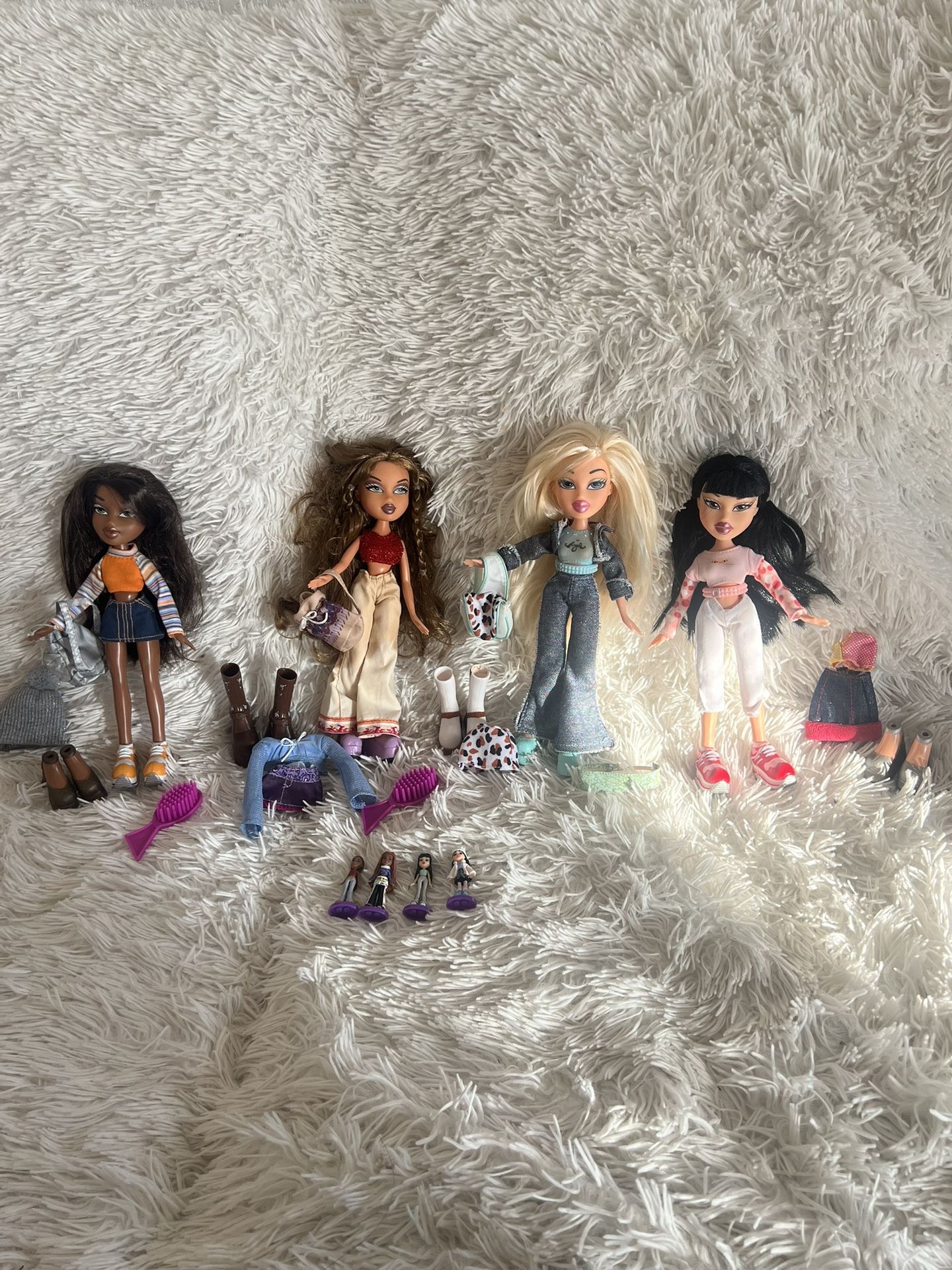 BRATZ DOLLS (4)
