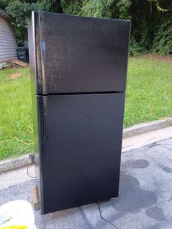 GE Black Top-Freezer Refrigerator