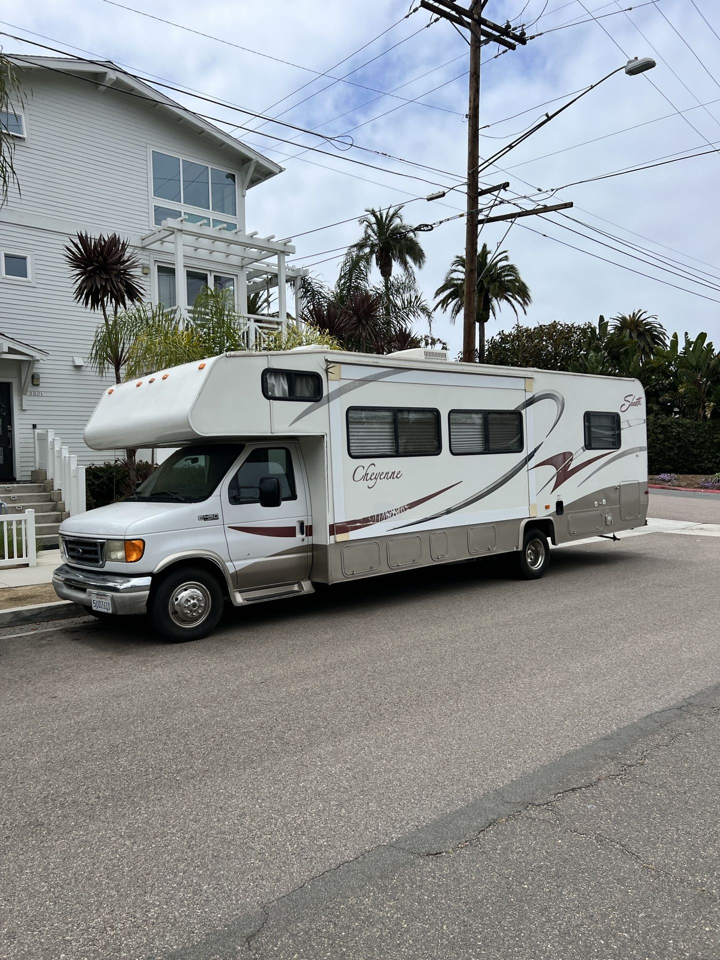 2004 Ford E-450 Super Duty Cheyenne Shasta