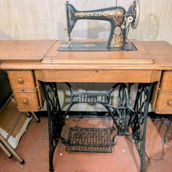 Antique 1904 Singer Sewing Machine 
