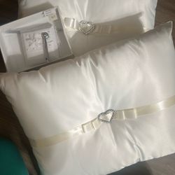 Wedding Pillows And Pen 