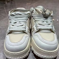 Louis Vuitton trainer bag
Size 8