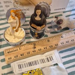 New Art Figure Miniature Toy Mona Lisa da Vinci, Cute Cat ,This is Fine Dog Pin