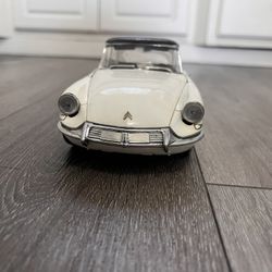 Diecast 1/18 Scale Solido 1963 Citroen DS-19  