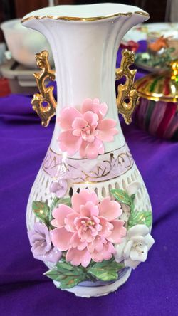Vintage Porcelain Capodimonte Italian Style 9" Pierced Vase Applied Flowers Gold Handles It looks like plaster was added to base see last photo P8R610