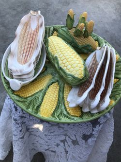 Es un plato para los elotes. 6. Platos una oka. 4cuchillos. Y el centro. Por 12 dollars