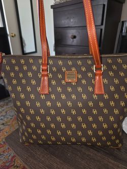 Dooney and bourke Tote