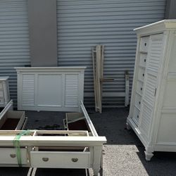 QUEEN W DRAWERS + MATTRESS/Chest & NIGHTSTAND