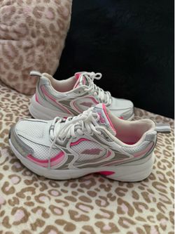 Women’s avia shoes  brand new only worn once