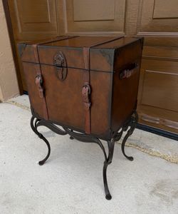 Vintage-style trunk on a wrought iron metal stand with legs. Beautiful and sturdy piece, perfect for storage and home décor. Excellent condition. Inte