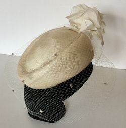 Elegant Fascinator Hat with rose veil-wedding-beige-Vintage Headpiece 1980