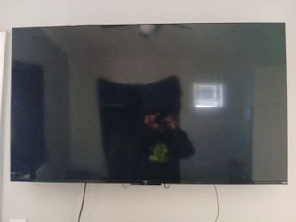 32 INCH ROKU TV BARELY USED !!