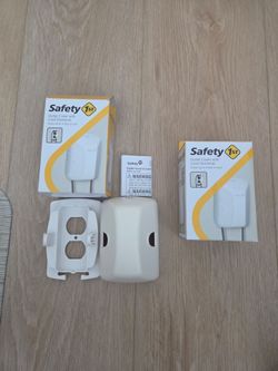 Safety1st outlet cover with cord shortener- new