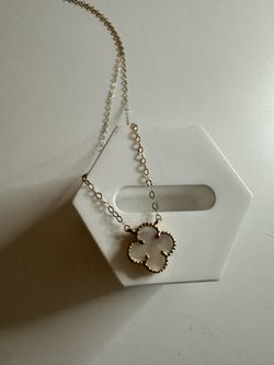 Authentic 18K Chain With Mother Of Pearl Clover Pendant