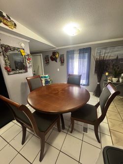 Comedor con cuatro sillas