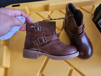 Girl's brown boots size  9