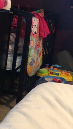‘Dream on me’ baby Crib -practically new with NEW mattress