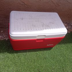 IGLOO Vintage Red & White Hinged  Cooler 